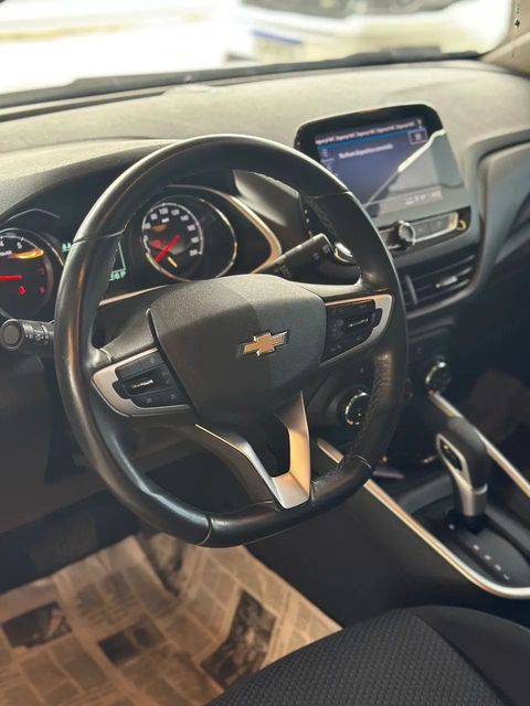 Chevrolet Onix Plus, painel e volante