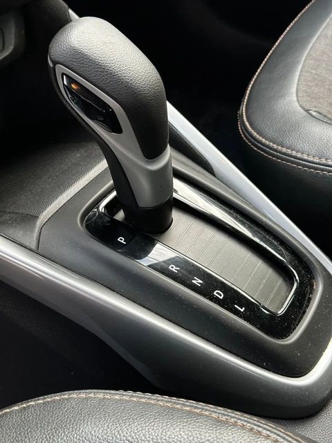 Chevrolet Montana, console central e alavanca de câmbio