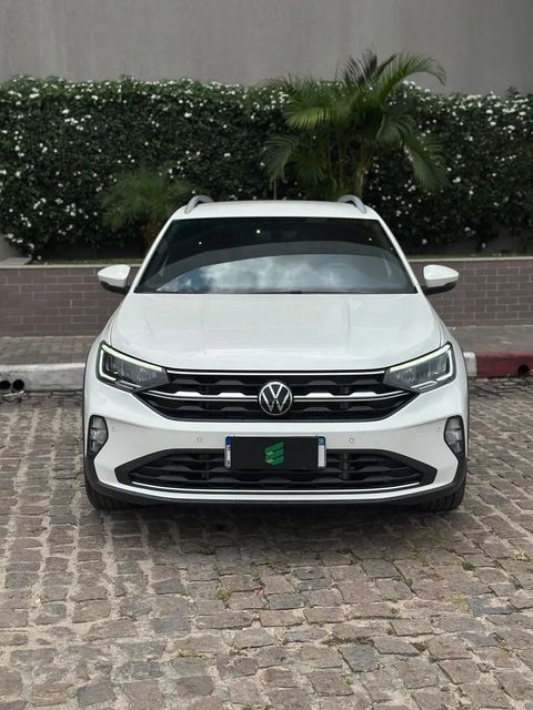 Volkswagen Nivus na cor branca, vista de frente