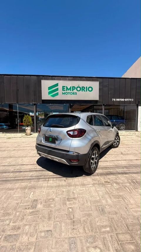 Renault Captur na cor prata, vista traseira em três quartos (foto 4 de 19)