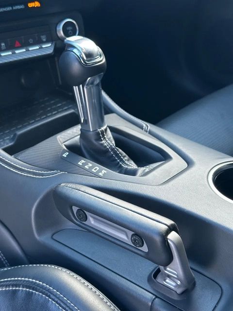Ford Mustang, console central e alavanca de câmbio