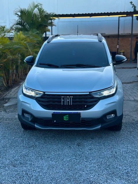 Fiat Strada na cor prata, vista de frente