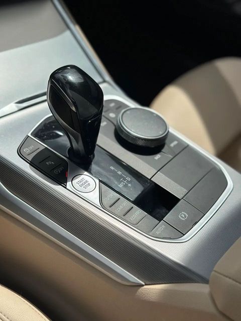 BMW 320i, console central e alavanca de câmbio
