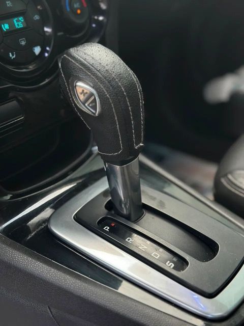 Ford Fiesta Sedan, console central e alavanca de câmbio