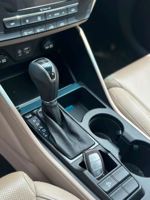 Hyundai Tucson, console central e alavanca de câmbio