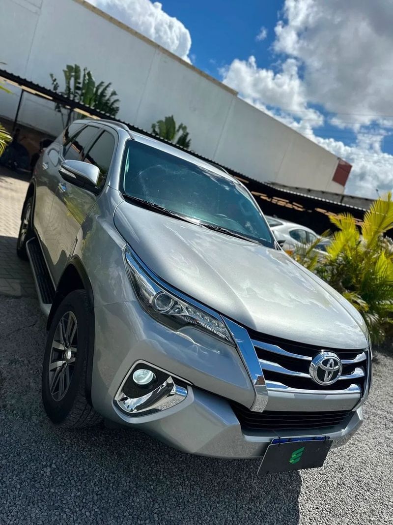 Toyota Hilux SW4 na cor prata, vista dianteira em três quartos