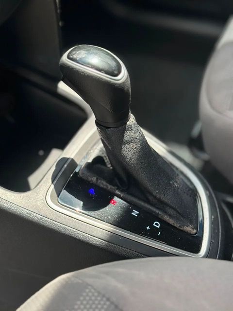 Hyundai HB20S, console central e alavanca de câmbio