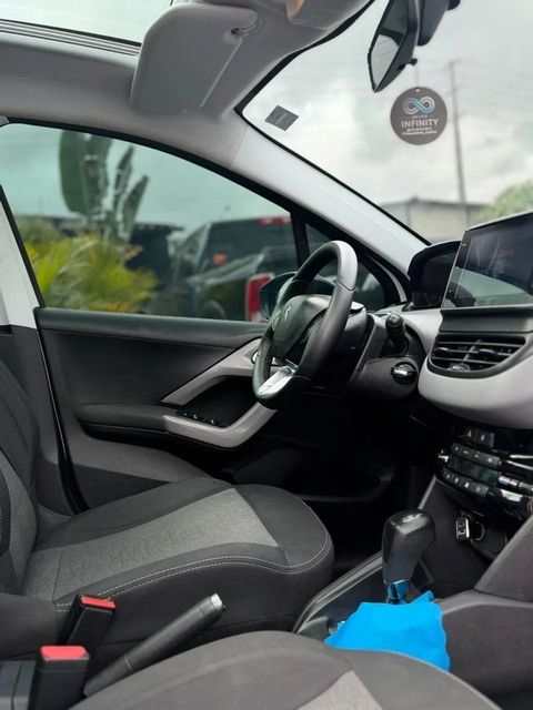 Peugeot 208, painel e volante (foto 9 de 12)