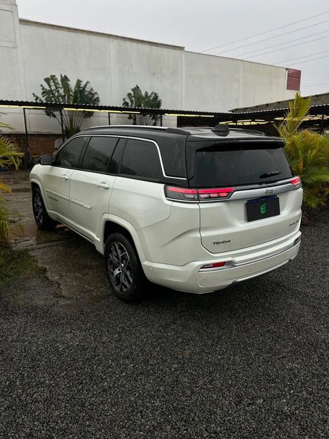 Jeep Commander na cor branca, vista traseira em três quartos (foto 2 de 19)