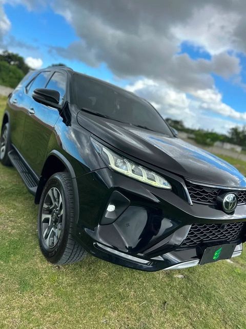 Toyota Hilux SW4 na cor preta, vista dianteira em três quartos (foto 2 de 20)