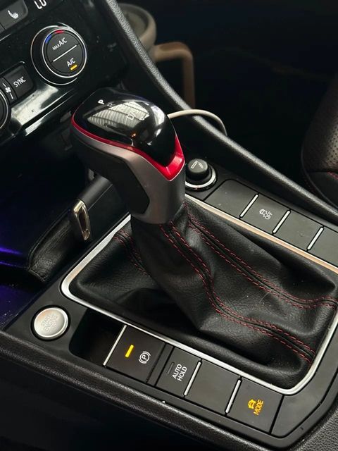 Volkswagen Jetta, console central e alavanca de câmbio