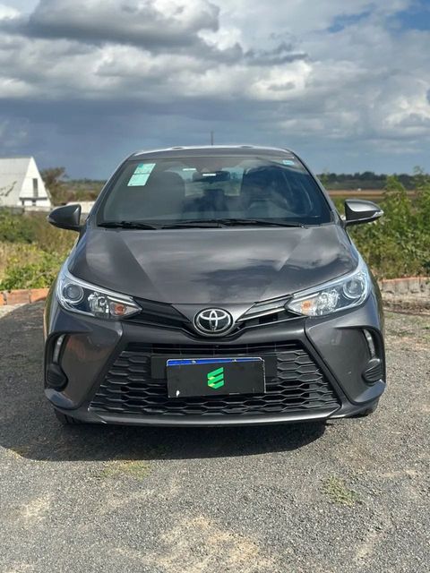 Toyota Yaris na cor cinza, vista de frente