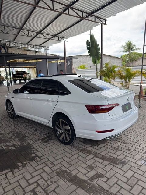 Volkswagen Jetta na cor branca, vista traseira em três quartos (foto 4 de 13)