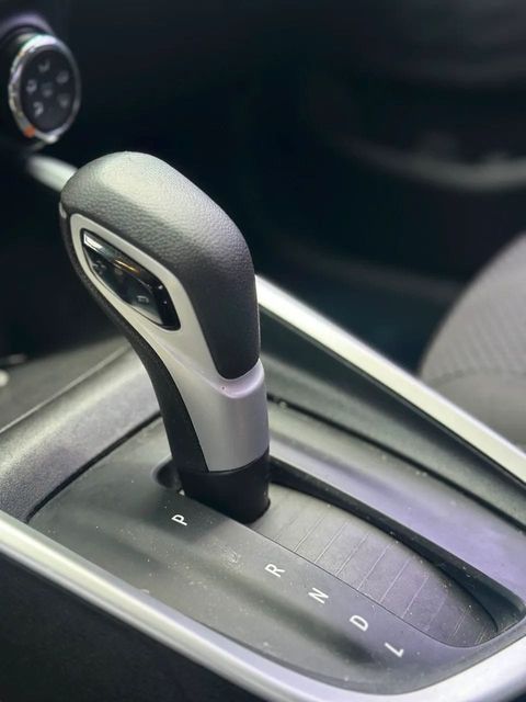 Chevrolet Onix Plus, console central e alavanca de câmbio