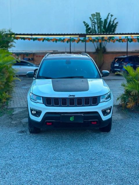 Jeep Compass na cor branca, vista de frente