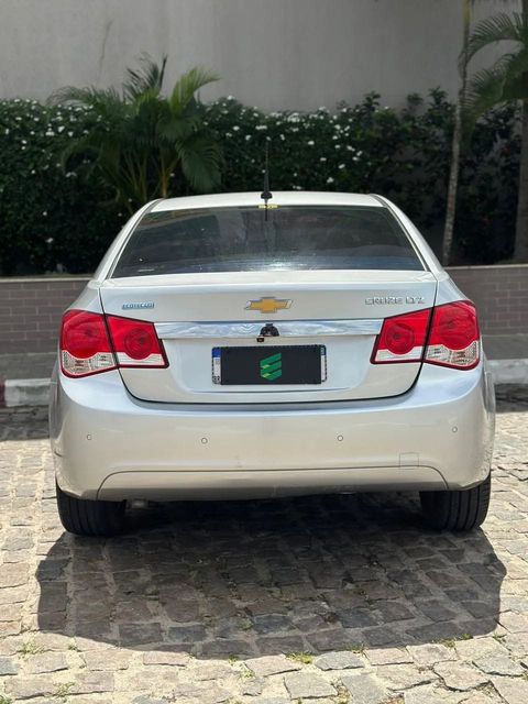 Chevrolet Cruze na cor prata, vista de trás