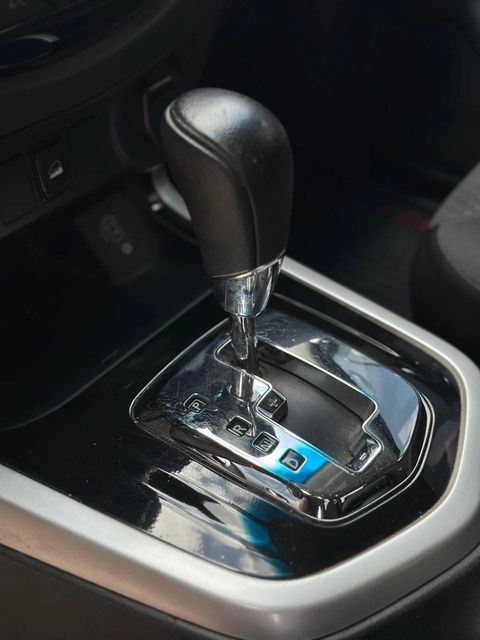 Nissan Frontier, console central e alavanca de câmbio