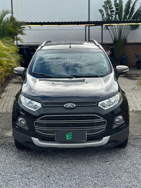Ford EcoSport na cor preta, vista de frente