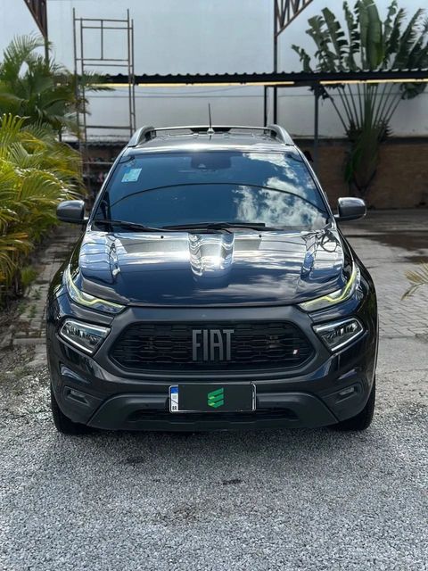 Fiat Toro na cor preta, vista de frente