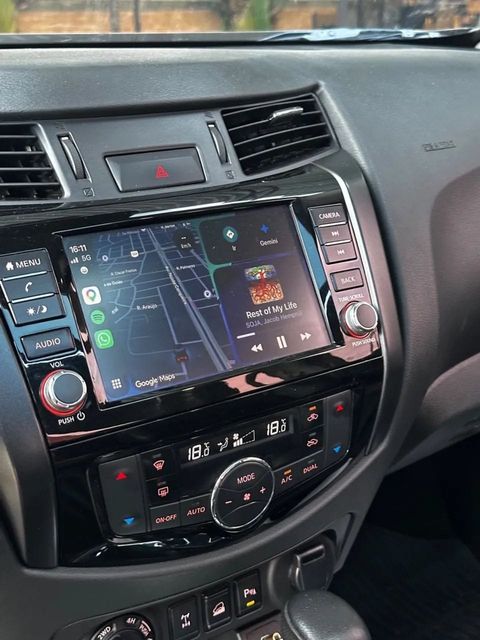 Nissan Frontier, central multimídia e comandos do painel