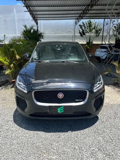 Jaguar E-Pace na cor preta, vista de frente