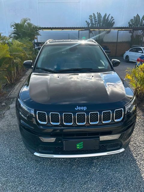 Jeep Compass na cor preta, vista de frente