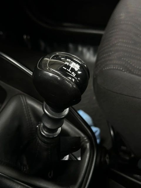 Fiat Cronos, console central e alavanca de câmbio