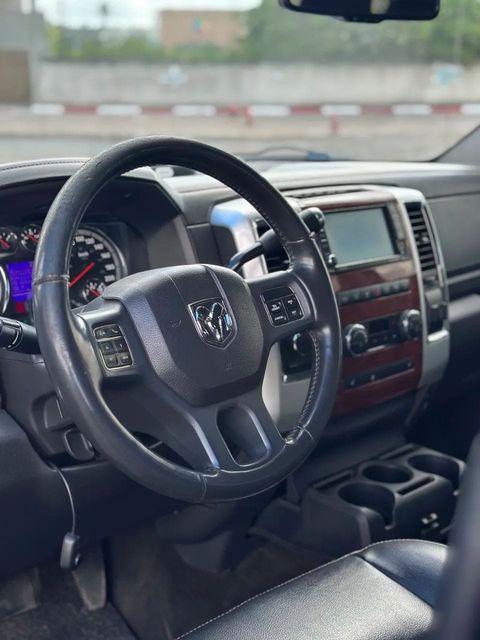 Dodge Ram 2500, painel e volante