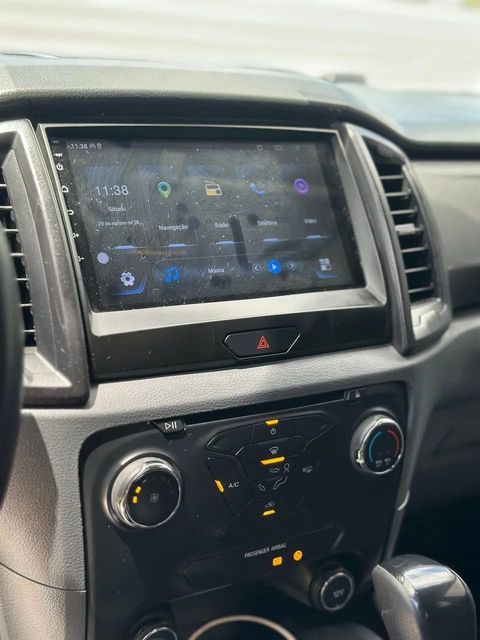 Ford Ranger, central multimídia e comandos do painel