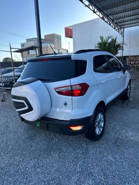 Ford EcoSport na cor branca, vista traseira em três quartos (foto 4 de 13)