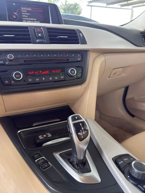 BMW 320i, console central e alavanca de câmbio (foto 9 de 17)
