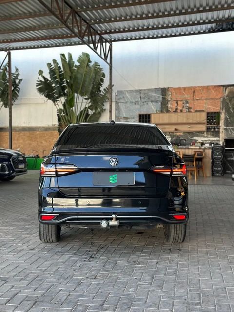 Volkswagen Virtus na cor preta, vista de trás