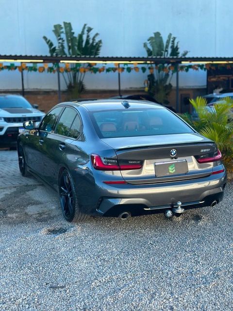 BMW 320i na cor cinza, vista traseira em três quartos