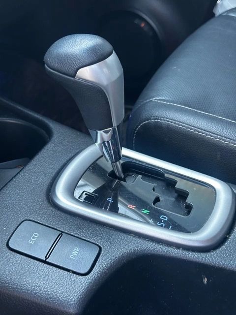 Toyota Hilux, console central e alavanca de câmbio