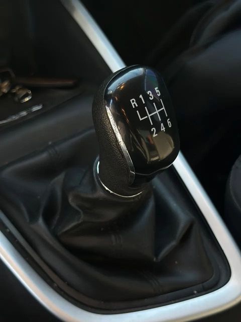 Chevrolet Onix Plus, console central e alavanca de câmbio
