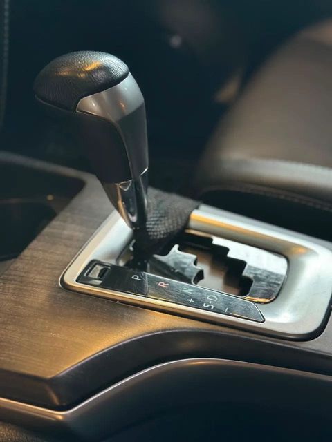 Toyota Hilux SW4, console central e alavanca de câmbio