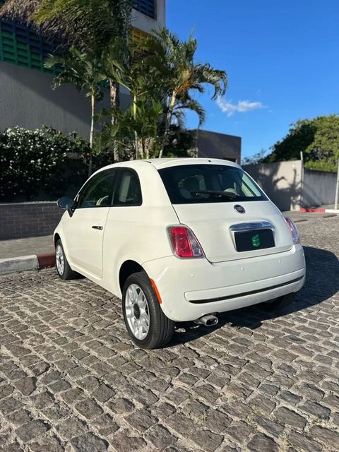 Fiat 500 na cor branca, vista dianteira em três quartos (foto 5 de 12)