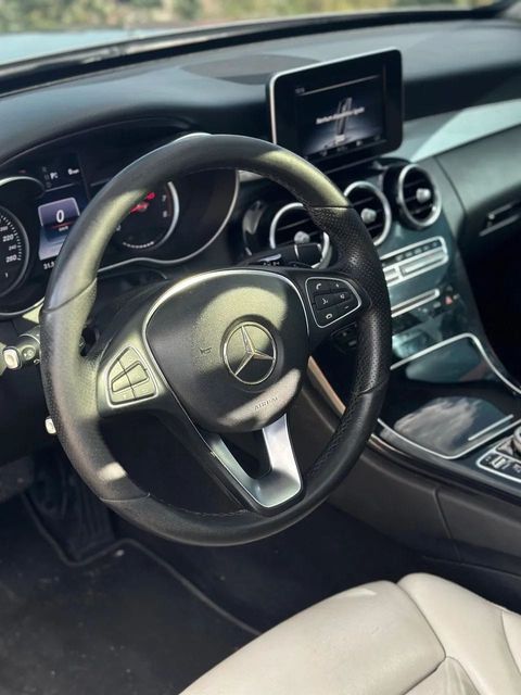Mercedes-Benz C 200, painel e volante