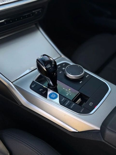 BMW 330i, console central e alavanca de câmbio