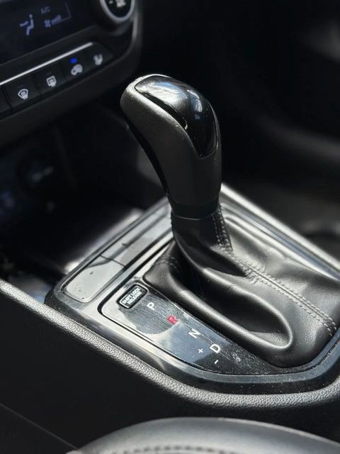 Hyundai Creta, console central e alavanca de câmbio