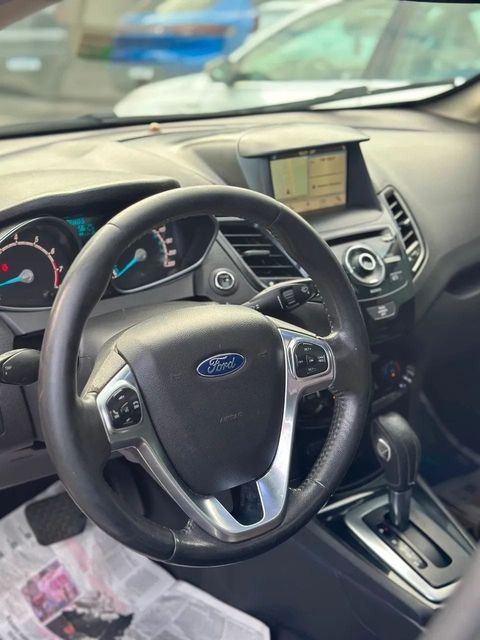Ford Fiesta Sedan, painel e volante