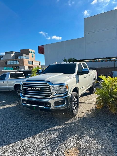 Ram 3500 na cor branca, vista dianteira em três quartos (foto 2 de 19)