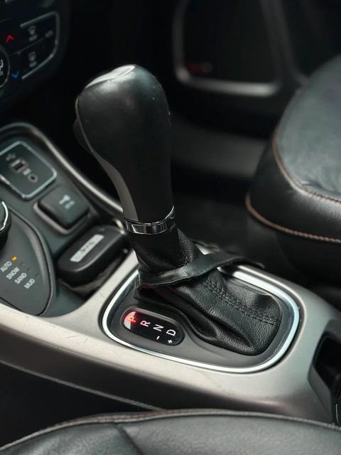 Jeep Compass, console central e alavanca de câmbio