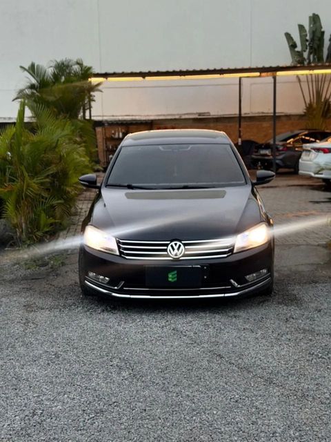 Volkswagen Passat na cor preta, vista de frente