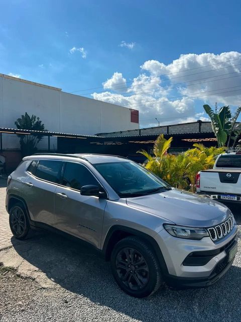 Jeep Compass na cor prata, vista dianteira em três quartos (foto 3 de 18)