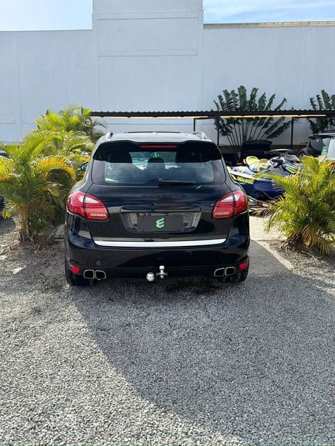 Porsche Cayenne na cor preta, vista de trás