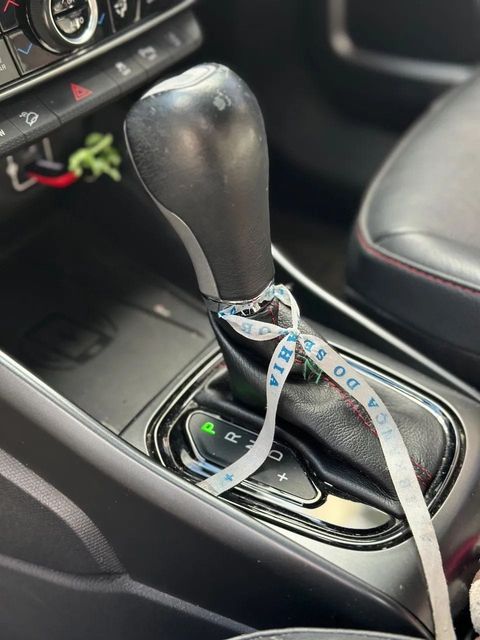 Fiat Toro, console central e alavanca de câmbio
