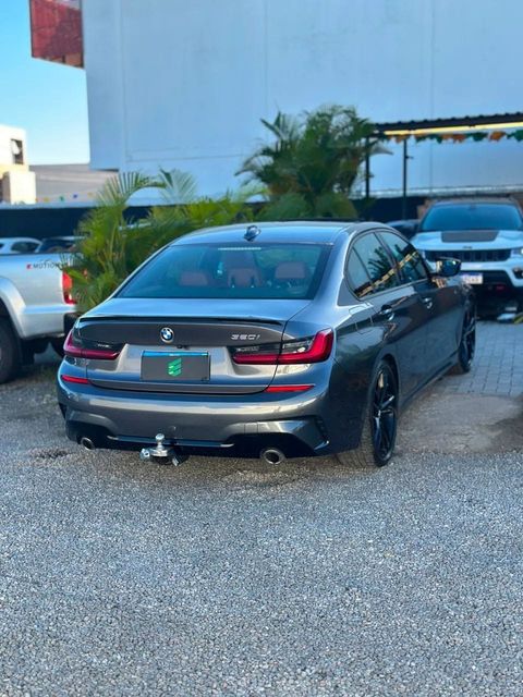 BMW 320i na cor cinza, vista de trás (foto 5 de 12)