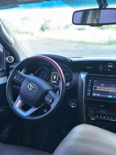 Toyota Hilux SW4, painel e volante (foto 10 de 19)