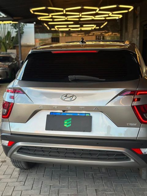 Hyundai Creta na cor prata, vista de trás